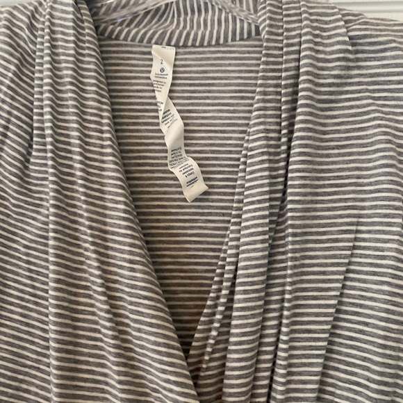 Womens Lululemon top size 2 - Picture 6 of 9